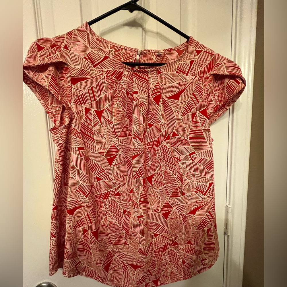 TASAMO size M red and white leaf print Round Neck Pleated Top with Cap Sleeves